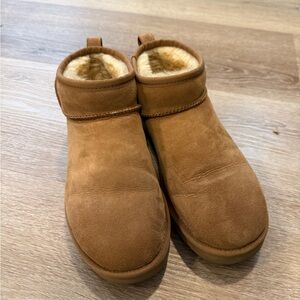 UGG shortie boots size 8 Cozy Tan Suede Ankle Boots